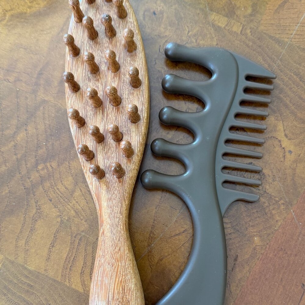 Natural Sandalwood Hairbrush with Bristles for Scalp Massage